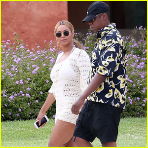 Beyonce & Jay Z Hold Hands for Boat Ride in Italy