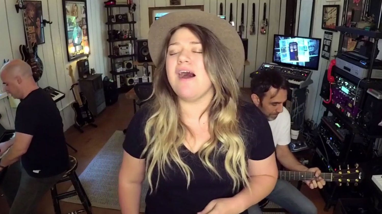 Kelly Clarkson Love On The Brain – XYXWD