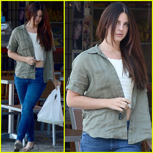Lana Del Rey Shows Off Her Midriff While Grabbing Lunch