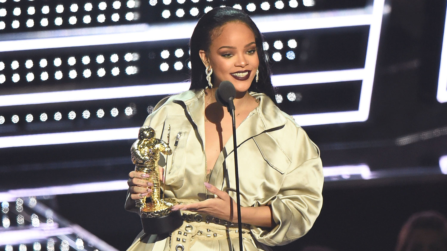 Watch Rihanna’s VMAs Video Vanguard Award Speech (Video) 2016 MTV