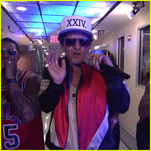 Bruno Mars Performs New Song 'Chunky' & '24k Magic' on SNL - Watch Here!