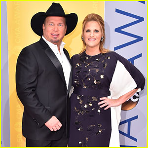 Garth Brooks & Trisha Yearwood Are Country's Power Couple at CMA Awards 2016!