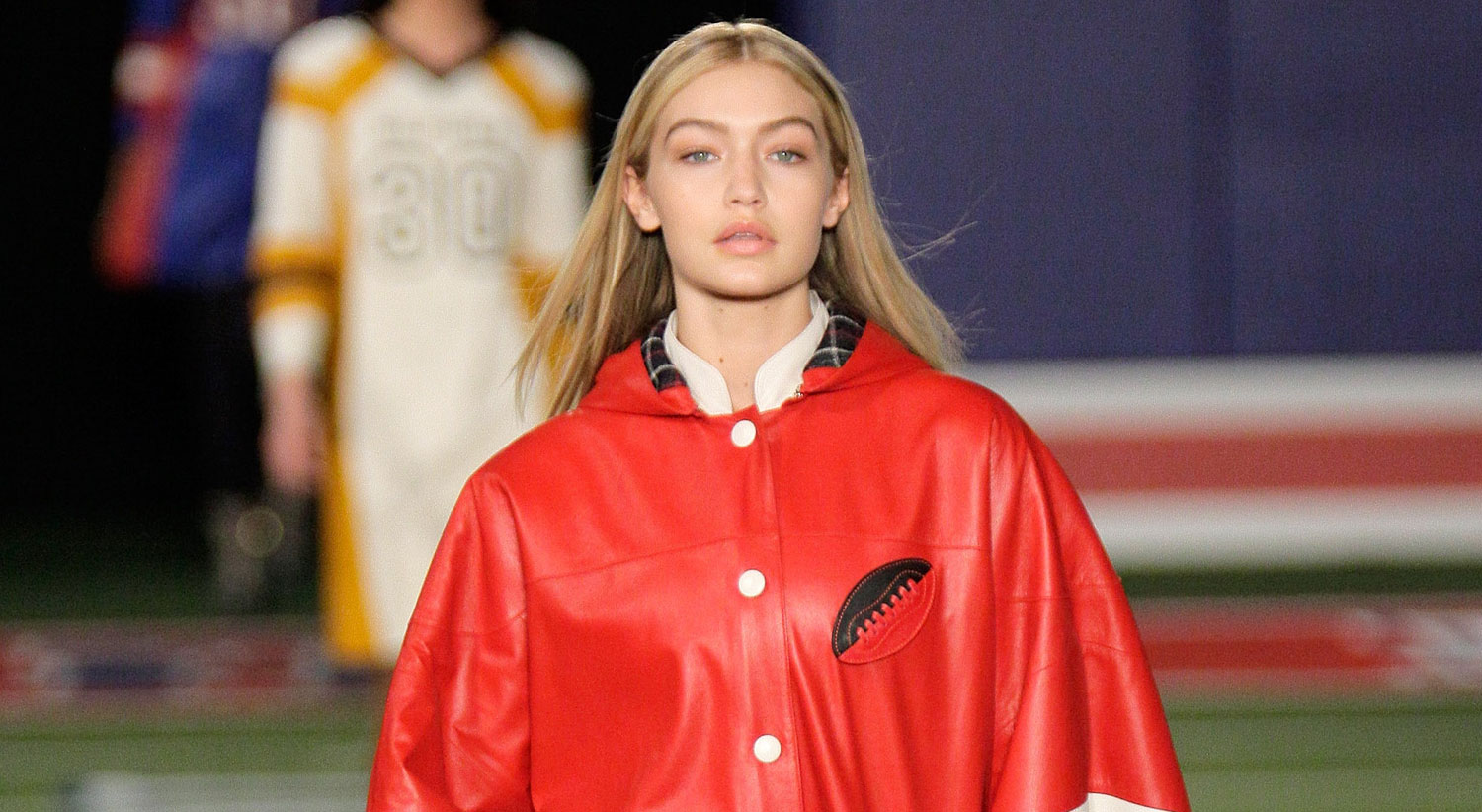 Gigi Hadid Was Put in a Poncho for Being ‘Not Quite as Thin’ at Tommy(01)