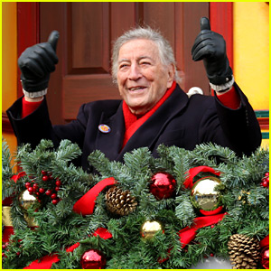 VIDEO: Tony Bennett Almost Falls During Macy's Parade & Miss Piggy Saves Him!