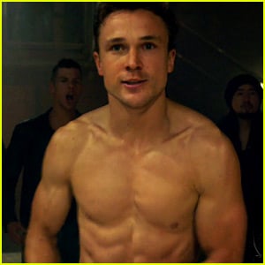 See All of William Moseley's Hot Shirtless Moments on 'The Royals' Season 3 So Far!