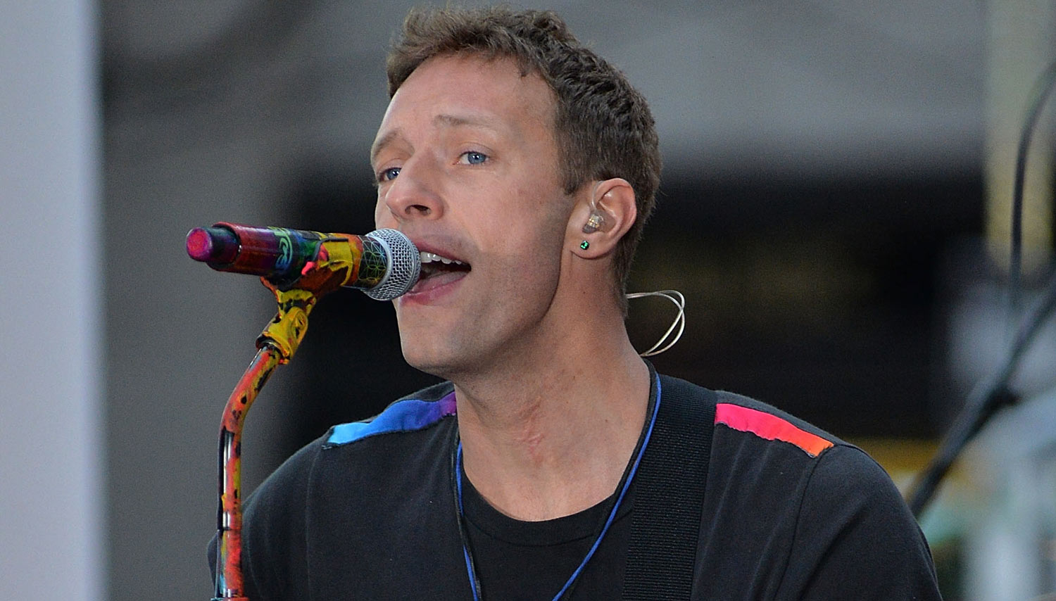 Chris Martin Pays Tribute to Michael at Charity Event (Video