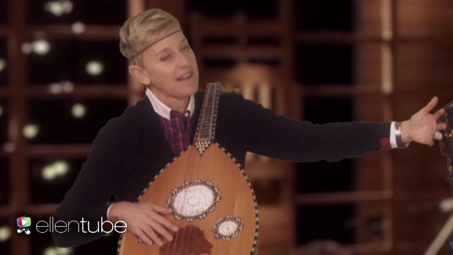 Ellen DeGeneres Inserts Herself Into ‘The Voice’ Jam Session (Video(01)