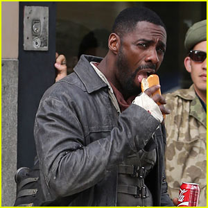 Idris Elba Snacks on Hot Dog While Filming 'The Dark Tower'