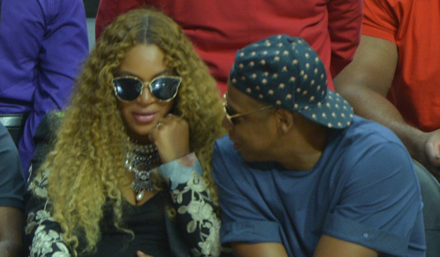 Jay Z Cradles Beyonce’s Baby Bump at Clippers Game! Beyonce Knowles
