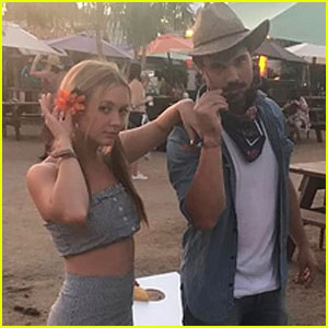 Taylor Lautner & Billie Lourd Are 'Trying to Fit In' at Stagecoach