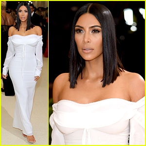 Kim Kardashian Goes Solo at Met Gala 2017, Wears No Jewelry