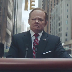Melissa McCarthy Rides Podium as Sean Spicer in Search for Trump - Watch!