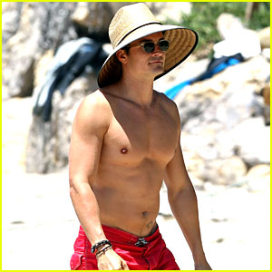 Orlando Bloom Goes Shirtless in Short Shorts at the Beach
