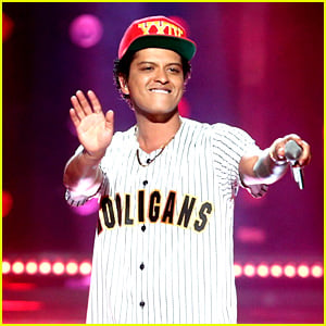 Bruno Mars Performs 'Perm' at BET Awards 2017 (Video)