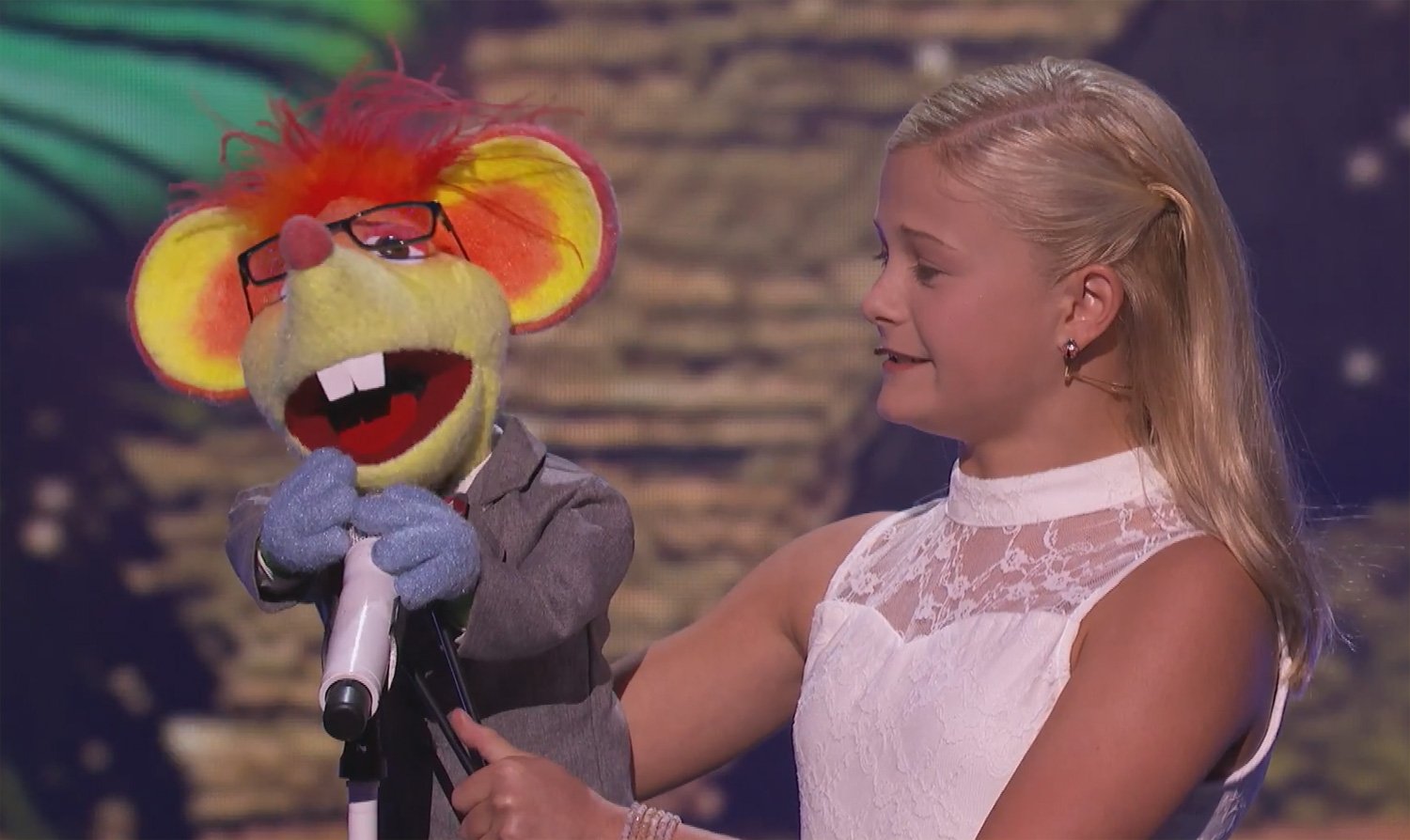 12YearOld Ventriloquist Darci Lynne Farmer Debuts New Puppet, Sings