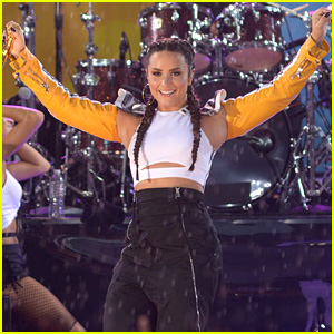 Demi Lovato Performs Her Music in Pouring Rain for 'GMA'