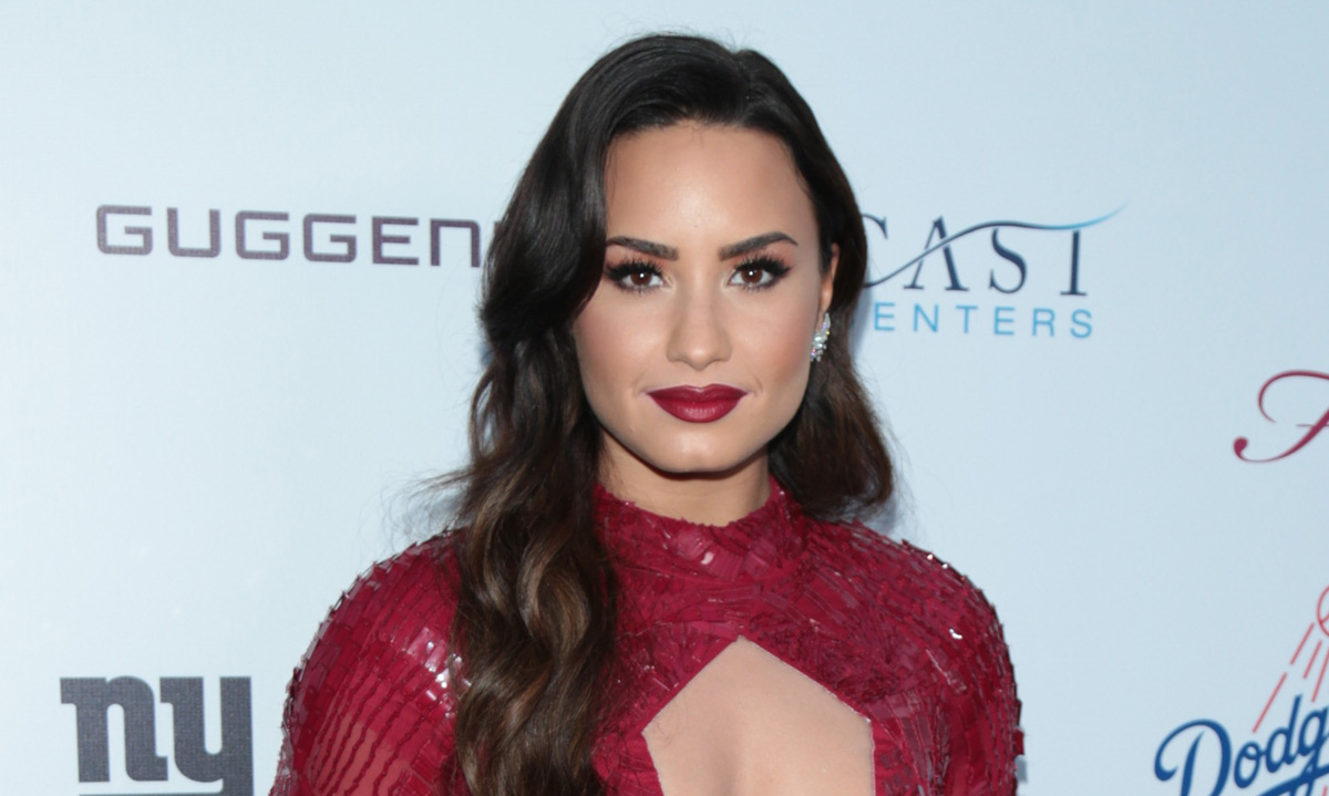 Demi Lovato Accepts Spirit of Sobriety Award!