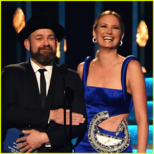 Sugarland's Jennifer Nettles & Kristian Bush Reunite at CMA Awards 2017 & Tease New Music!