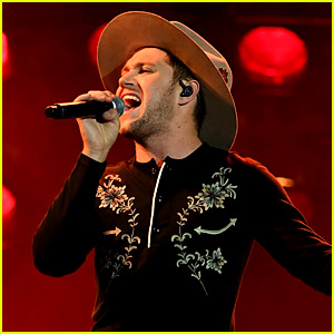 Niall Horan Goes Country for 'Slow Hands' Performance at AMAs 2017! (Video)