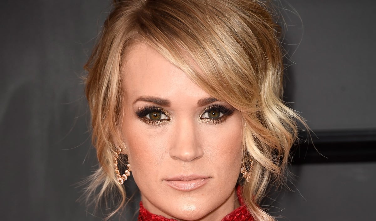 Carrie Underwood Hospitalized After Breaking Wrist, Tweets Update for