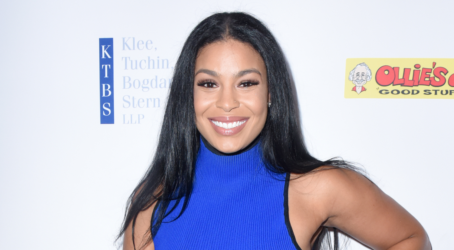 Jordin Sparks Cradles Baby Bump in ‘Baby’s First Christmas’ Sweater(02)