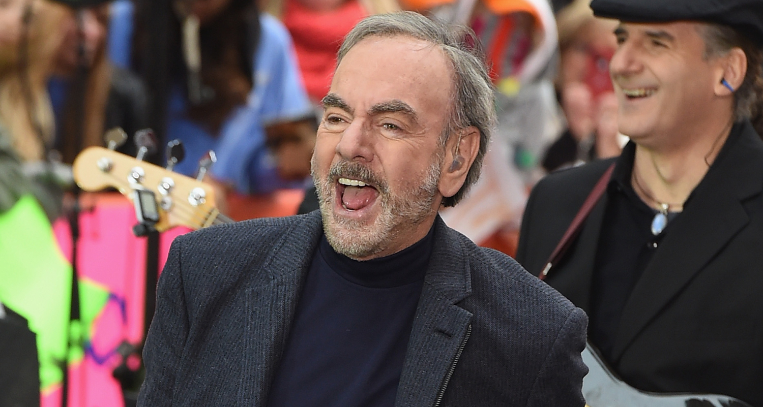 Neil Diamond Leads ‘Sweet Caroline’ SingAlong in Times Square on NYE(00)