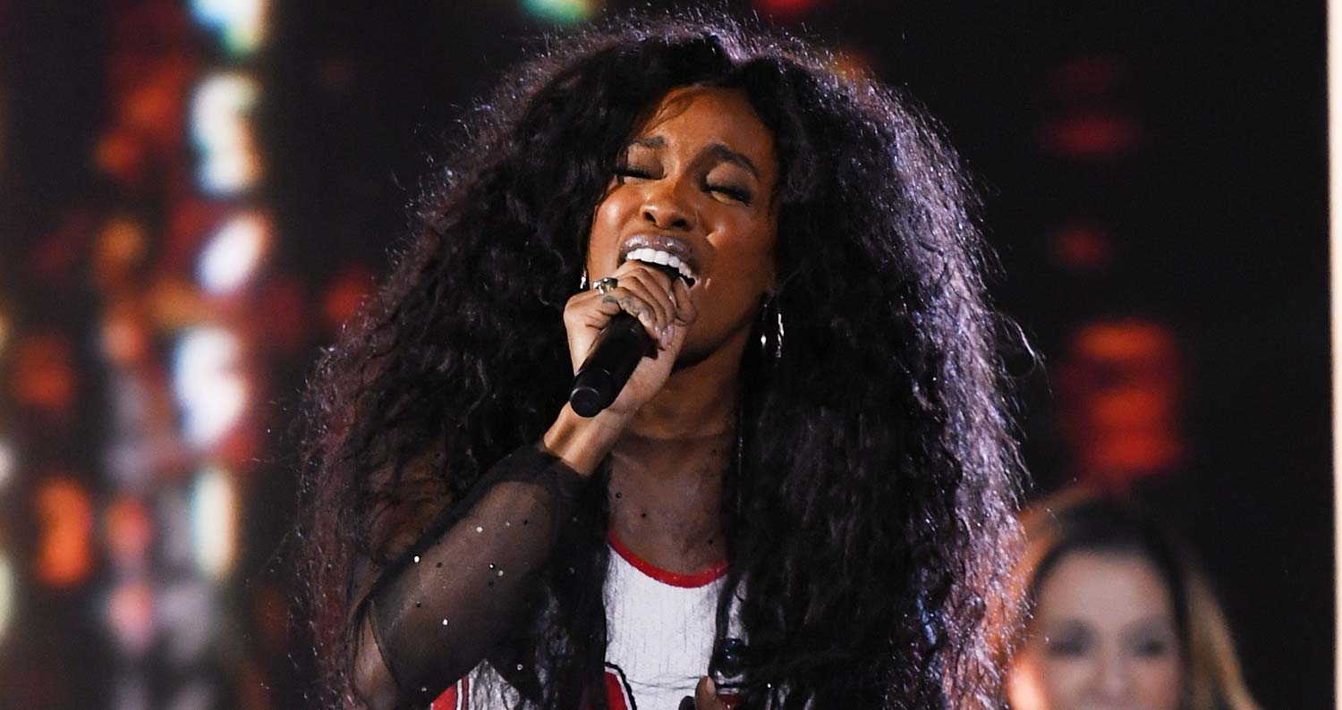 SZA Slays Performance of ‘Broken Clocks’ at Grammys 2018 Watch