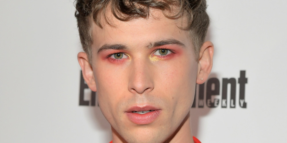 13 Reasons Why’s Tommy Dorfman Wears Fire Inspired Eye Makeup To EW’s SAG Party