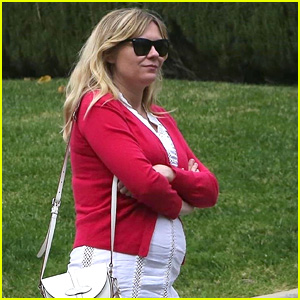 Pregnant Kirsten Dunst Grabs Lunch in Los Angeles
