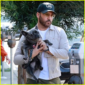 Jeremy Piven Takes Cute Dog for a Walk After Announcing Stand-Up Comedy Tour