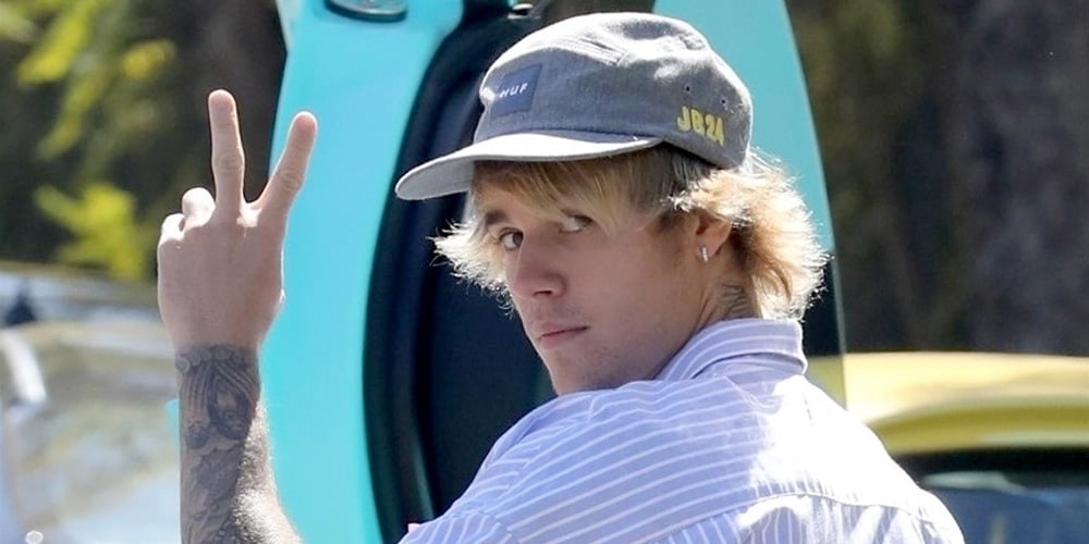 Justin Bieber Flashes a Peace Sign While Grabbing a Drink at The Coffee