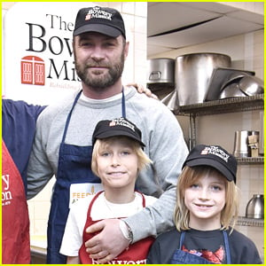 Liev Schreiber & His Sons Volunteer at Bowery Mission in NYC!