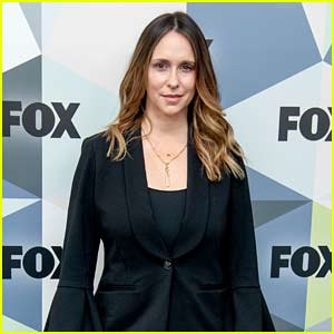 Jennifer Love Hewitt Apologizes for 'Wrecked,' 'Hot Mess' Look on Red Carpet