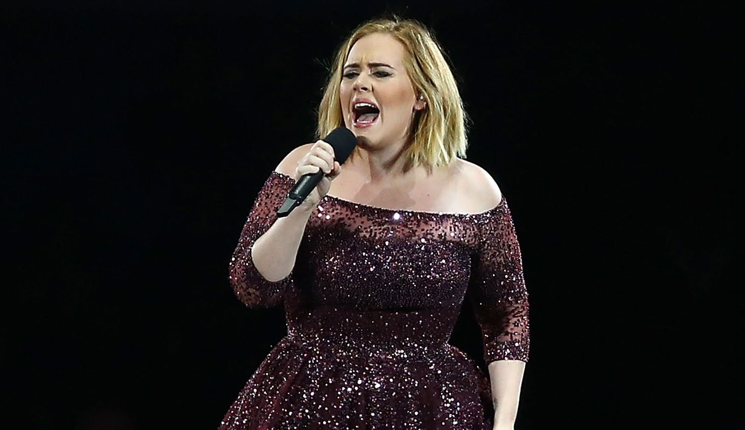 Adele Sings Along to ‘Lean on Me’ at Grenfell Tower Memorial Adele(01)