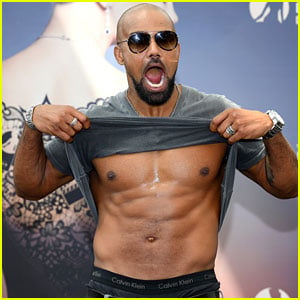 Shemar Moore Lifts His Shirt & Shows His Abs on the Red Carpet!
