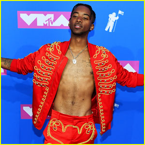 Algee Smith Ditches His Shirt For MTV VMAs Carpet!
