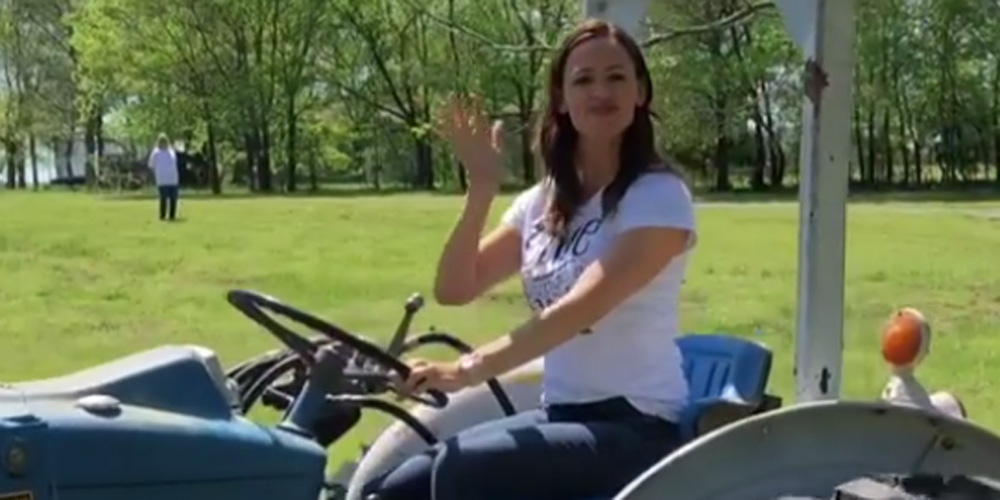 Jennifer Garner Celebrates the First Day of Autumn on a Tractor Watch(00)