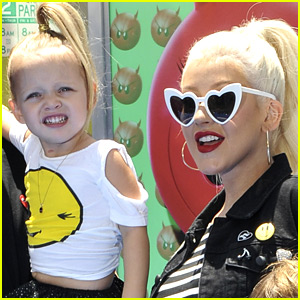 Christina Aguilera Brings Daughter Summer On Stage at Concert!