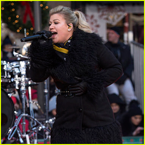 Kelly Clarkson Breaks Tradition & Sings Live at Macy's Thanksgiving Day Parade 2018 (Video)