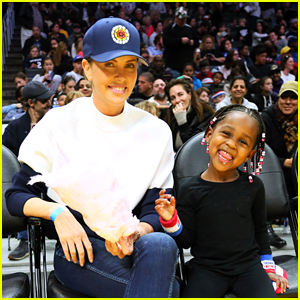 Charlize Theron Takes Her Kids to Harlem Globetrotters Game!