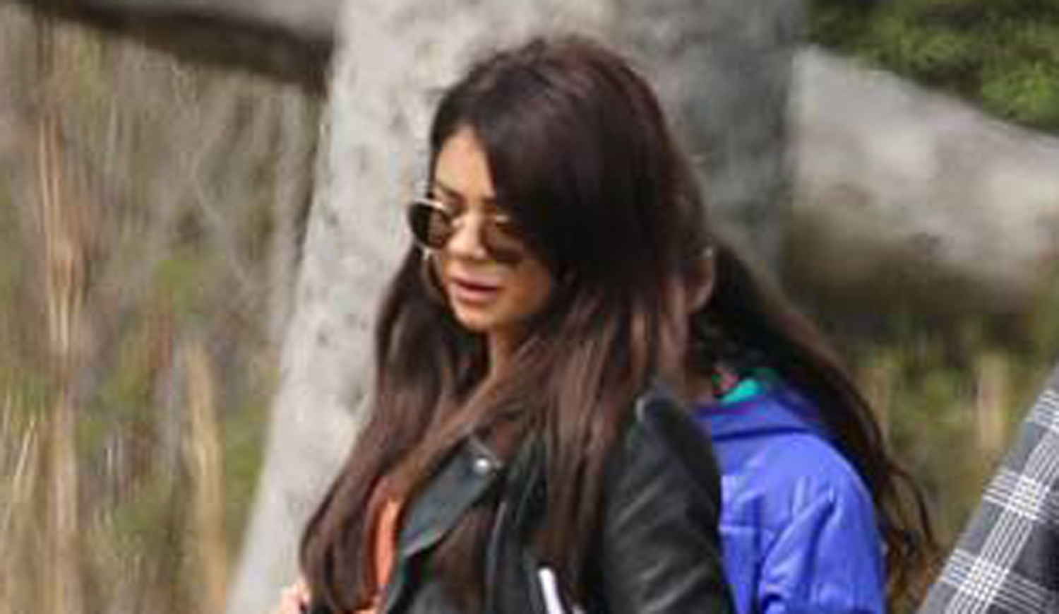 Sarah Hyland Sports Huge ‘Baby Bump’ on ‘Modern Family’ Set! Ariel