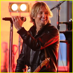Keith Urban Rocks Out on Stage in London!