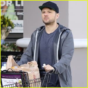 Ryan Phillippe Gets Some Shopping Done in L.A.