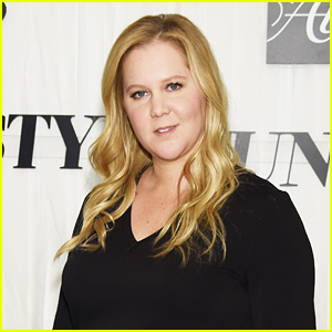 Amy Schumer Returns to the Stage Two Weeks After Giving Birth!