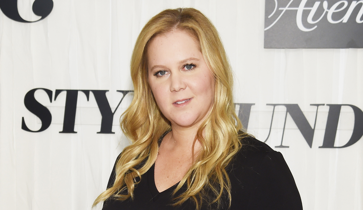Amy Schumer Lets Fans Know She’s Still Pregnant with New Baby Bump(00)