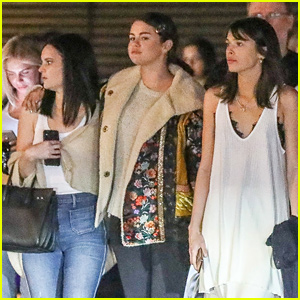 Selena Gomez Keeps Close To Friends During Girls Night