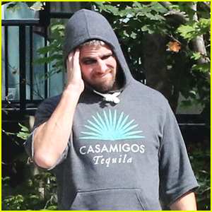Stephen Amell Suits Up In Arrow Suit For First Time On Final Season