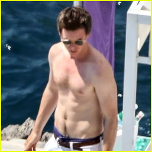 Eddie Redmayne Goes Shirtless, Shows Off Toned Body in Italy
