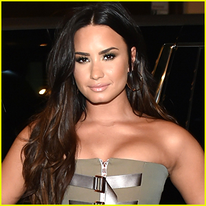 Demi Lovato Dip Dyes Her Hair Green!