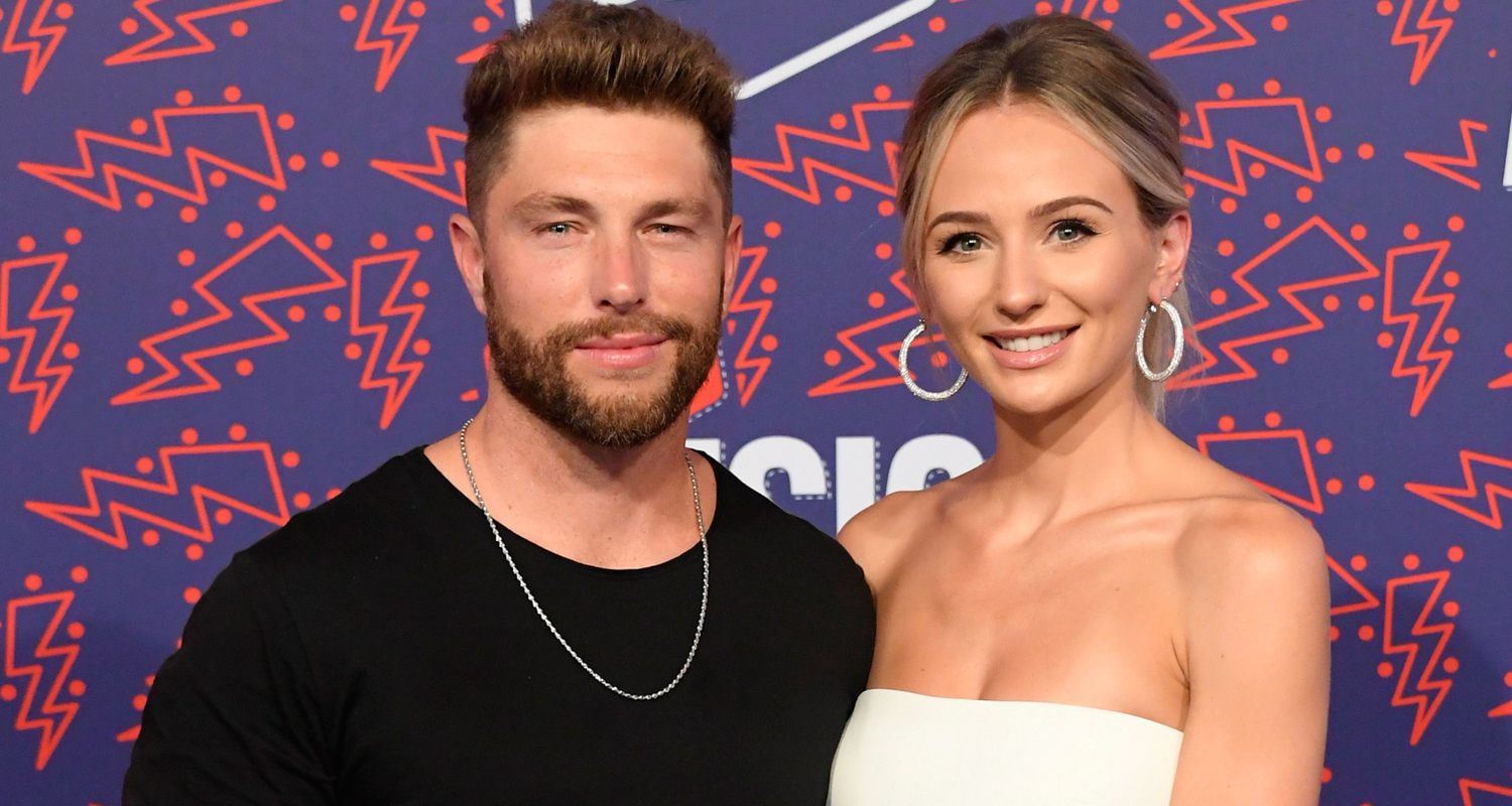 Chris Lane & Lauren Bushnell Tie the Knot in Romantic Wedding Ceremony(02)